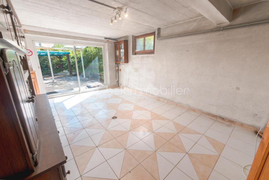 74300 – MAGLAND – GRANDE MAISON DE VILLAGE – PROJET DE RÉNOVATION – SITUATION AU CALME ET ENSOLEILLÉE – 3 NIVEAUX, 270M² DE SURFACE TOTALE POUR 170M² HABITABLES – 8 pièces – 4 chambres – 170 m²