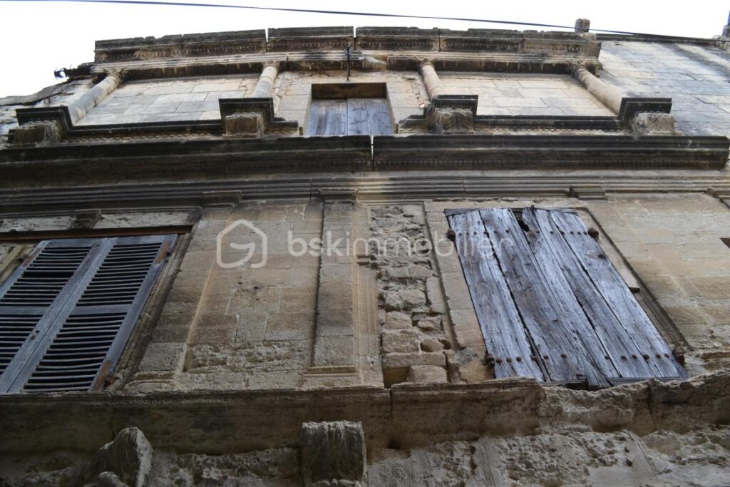 2 immeubles à rénover de 800m² avec cours, terrasse et balcon – NR pièces – NR chambres – 200 m²