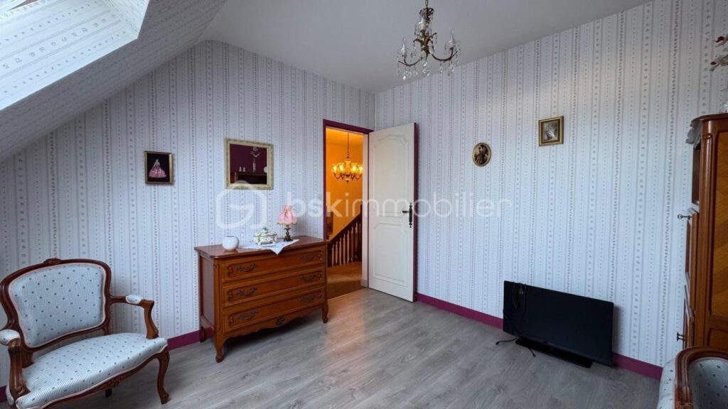 CHARMANTE MAISON TRADITIONNELLE – 8 PIÈCES – 5 CHAMBRES + 1 BUREAU – SOUS-SOL COMPLET – JARDIN CLOS ET ARBORÉ – 8 pièces – 6 chambres – 136 m²