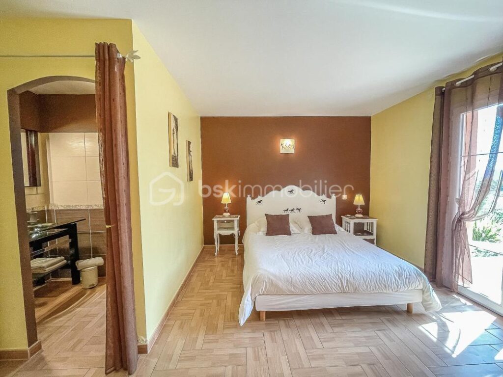 Domaine d’architecte 490 m² – 3 logements indépendants – Piscine à débordement – Vue panoramique – DPE A – Saint-Jean-de-la-Blaquière (34700) – 40 min Montpellier – 16 pièces – 12 chambres – 490 m²