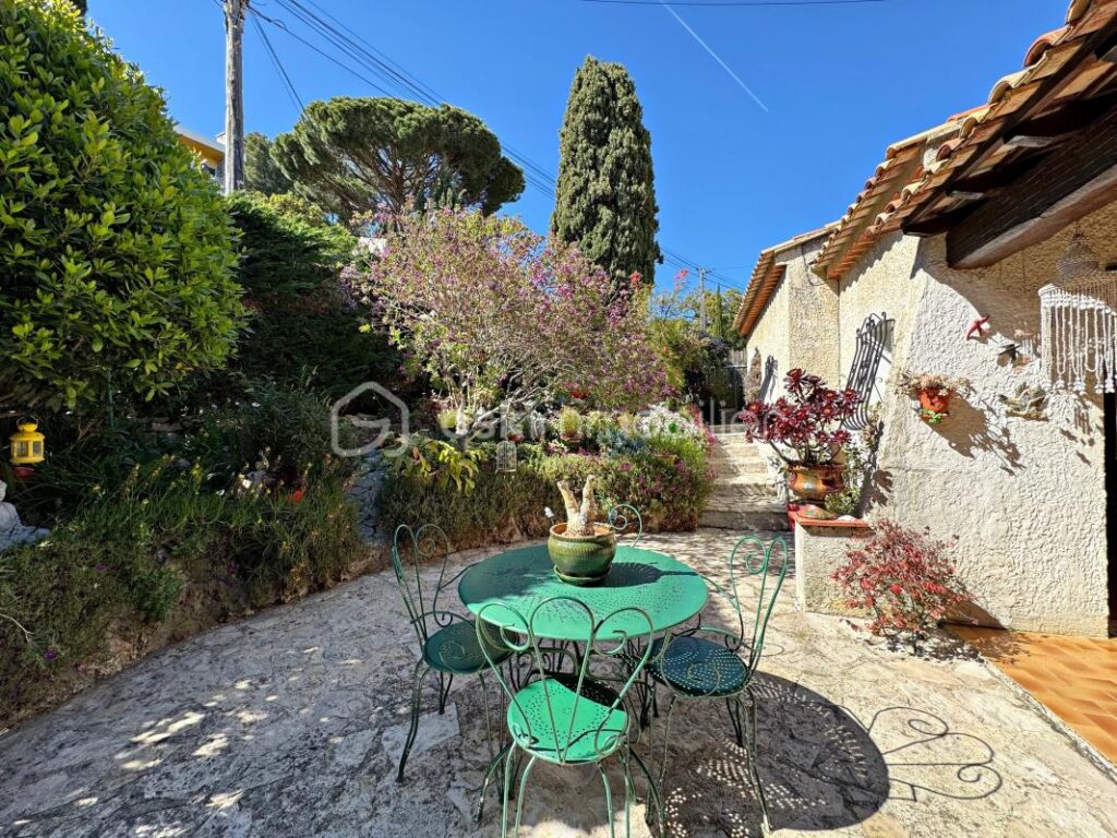 DPT VAR (83) – SIX-FOURS-LES-PLAGES – VILLA DE 130 m² SUR TERRAIN DE 683 m² – 6 pièces – 4 chambres – 130 m²