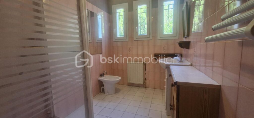 MAISON FAMILIALE AVEC VUE MER/ÉTANG, GARAGE ET SOUS-SOL AMÉNAGEABLE – LEUCATE VILLAGE – 4 pièces – 3 chambres – 110 m²