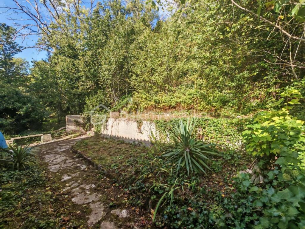 CREIL – Maison individuelle 6 pièces – 102 m² habitables / 160 m² au sol – Grand jardin devant et derrière – Exposition plein sud – 6 pièces – 2 chambres – 101 m²