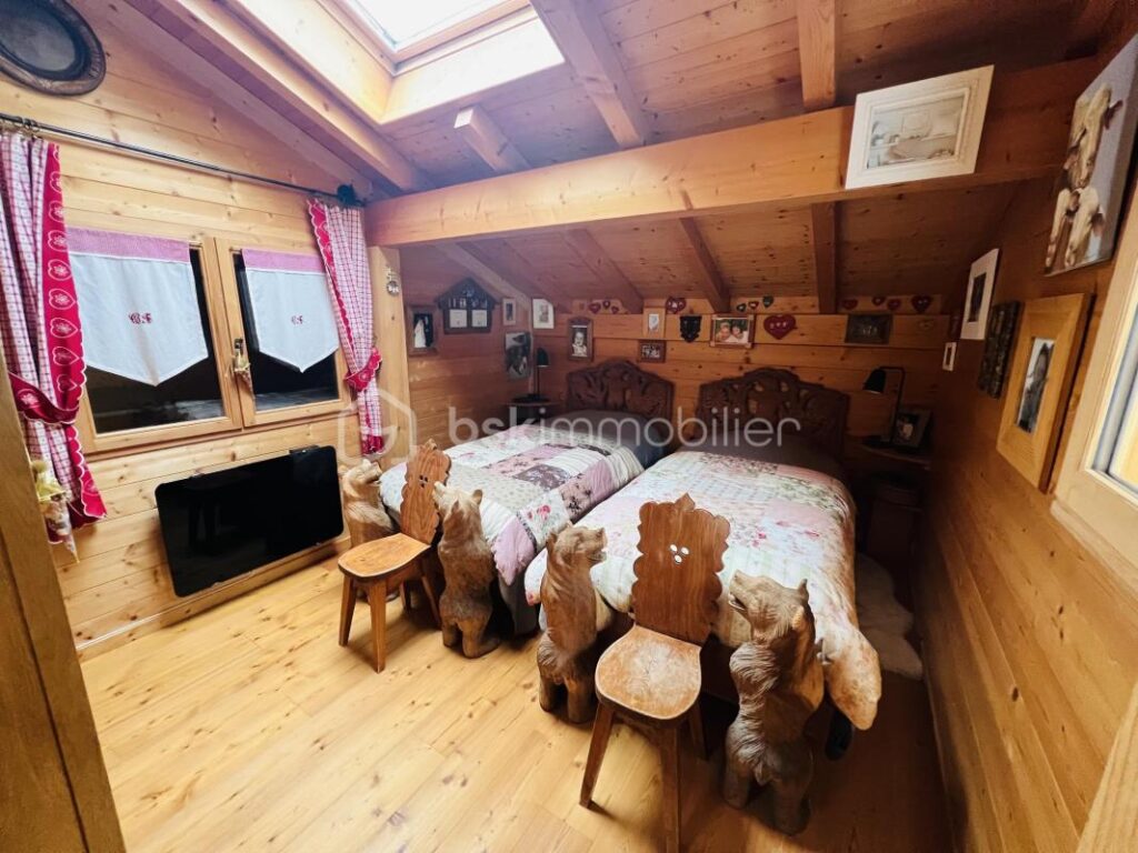 BIEN D’EXCEPTION – Chalet luxueux à La Clusaz / site des Confins avec Piscine intérieure, 10 pièces et vue plein sud sur le massif des Aravis – 9 pièces – 7 chambres – 350 m²