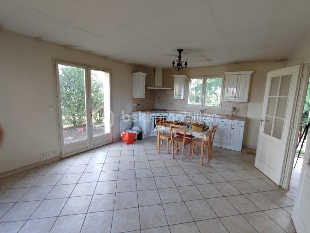 Pavillon de plain pied avec une grange de 210m²,un garage et un hangar sur 4827 m² de terrain – 3 pièces – 2 chambres – 60 m²