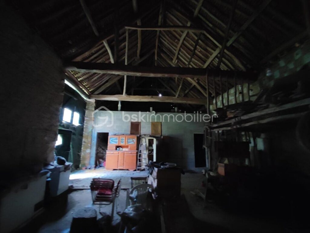 Une propriété comprenant deux habitations, une longère de 100 m² et un logement de 42 m² avec une grange et dépendances, cave sur 3406 m² de parcelle – 5 pièces – 3 chambres – 129 m²