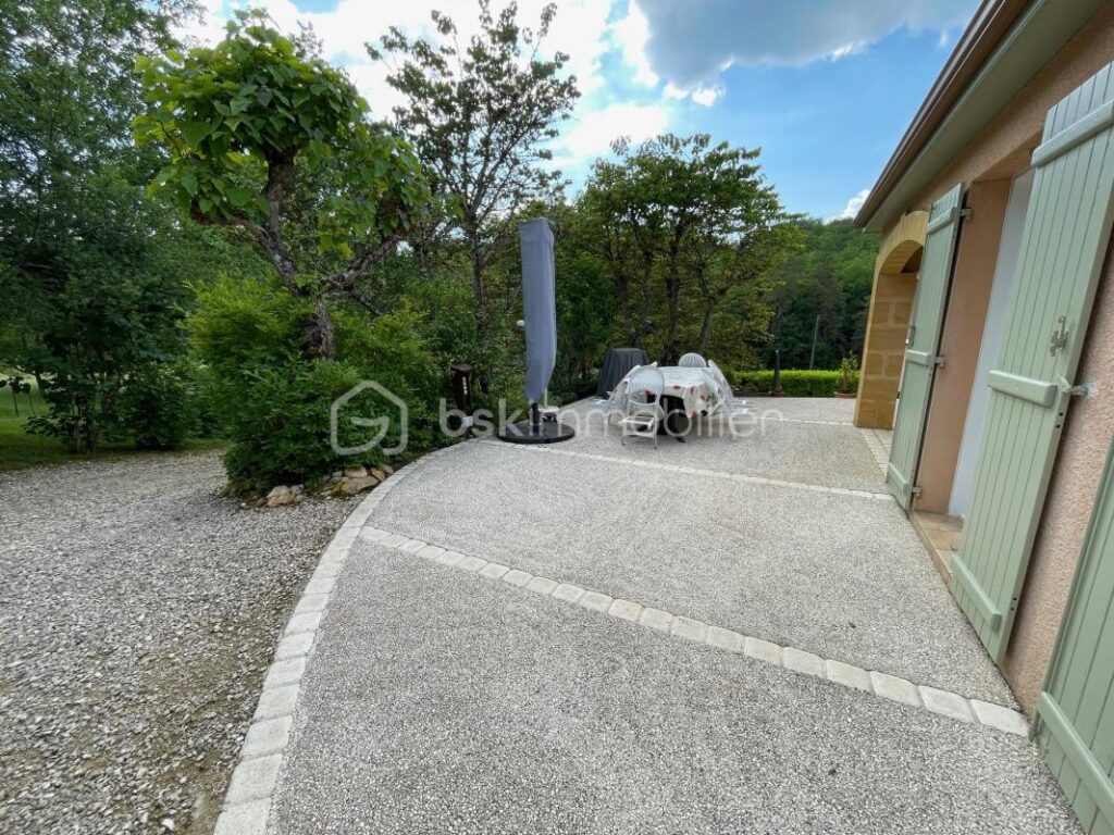 Maison rénovée avec soins sur 3532 m² de terrain non clos – 4 pièces – 3 chambres – 116 m²