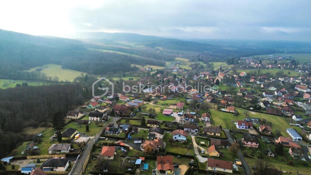 Maison individuelle de 180 M2 sur terrain de 1025 M2 à RECHESY – 5 pièces – 3 chambres – 180 m²