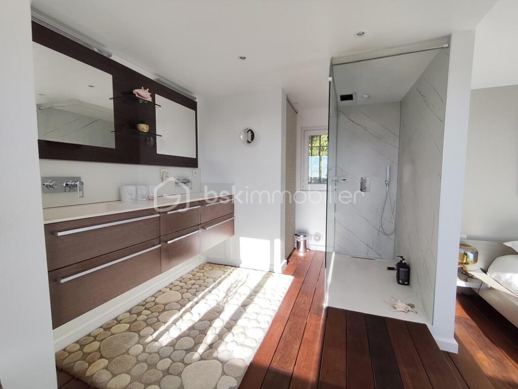 VILLA DE PRESTIGE – 270m² – PISCINE – CARROS VILLAGE – 7 pièces – 5 chambres – 264 m²