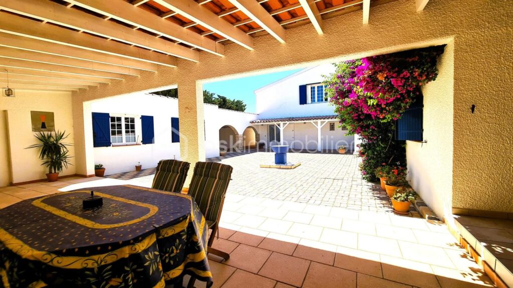 ***Propriété atypique- 299m²- T8- Terrasse- Cour- Garage- Extérieur- Calme- Vue***- Isolé- La Palme*** – 9 pièces – 6 chambres – 299 m²