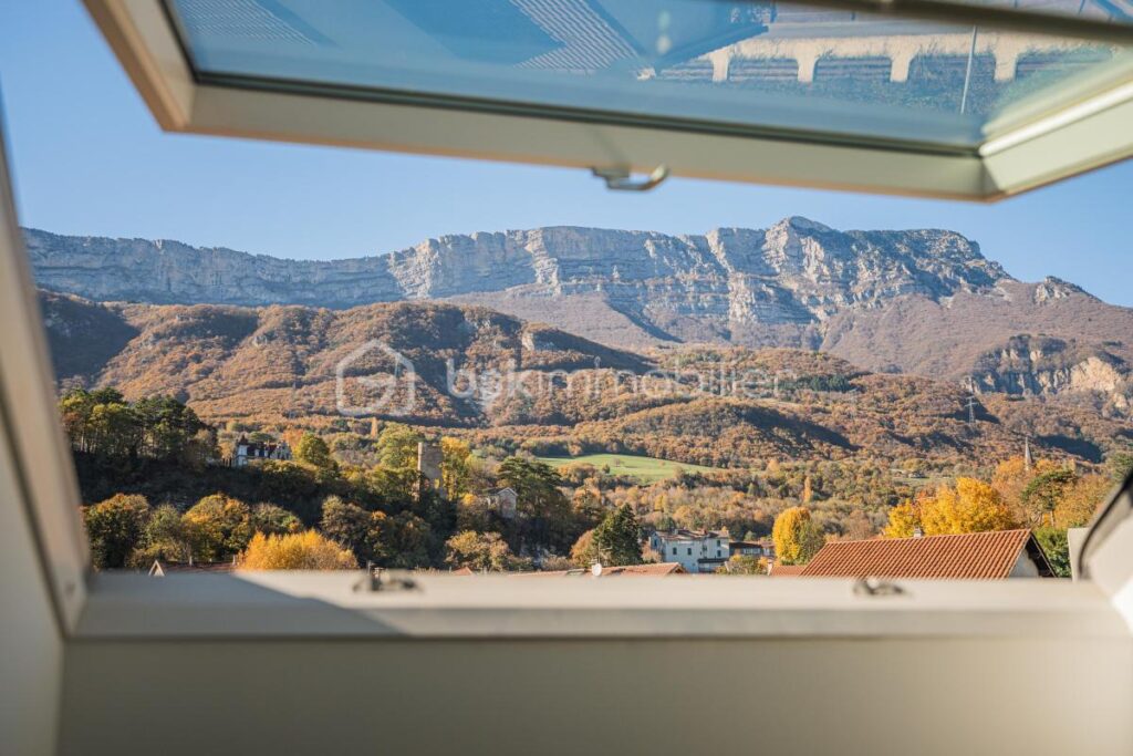 Maison individuelle de 130 m² habitables (174 m² au sol), terrain de 750 m2, vue sur les massifs, DPE C – 6 pièces – 4 chambres – 130 m²