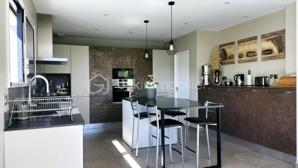 Maison moderne construite en 2020 + terrain constructible pour éventuelle extension – 7 pièces – 5 chambres – 202 m²