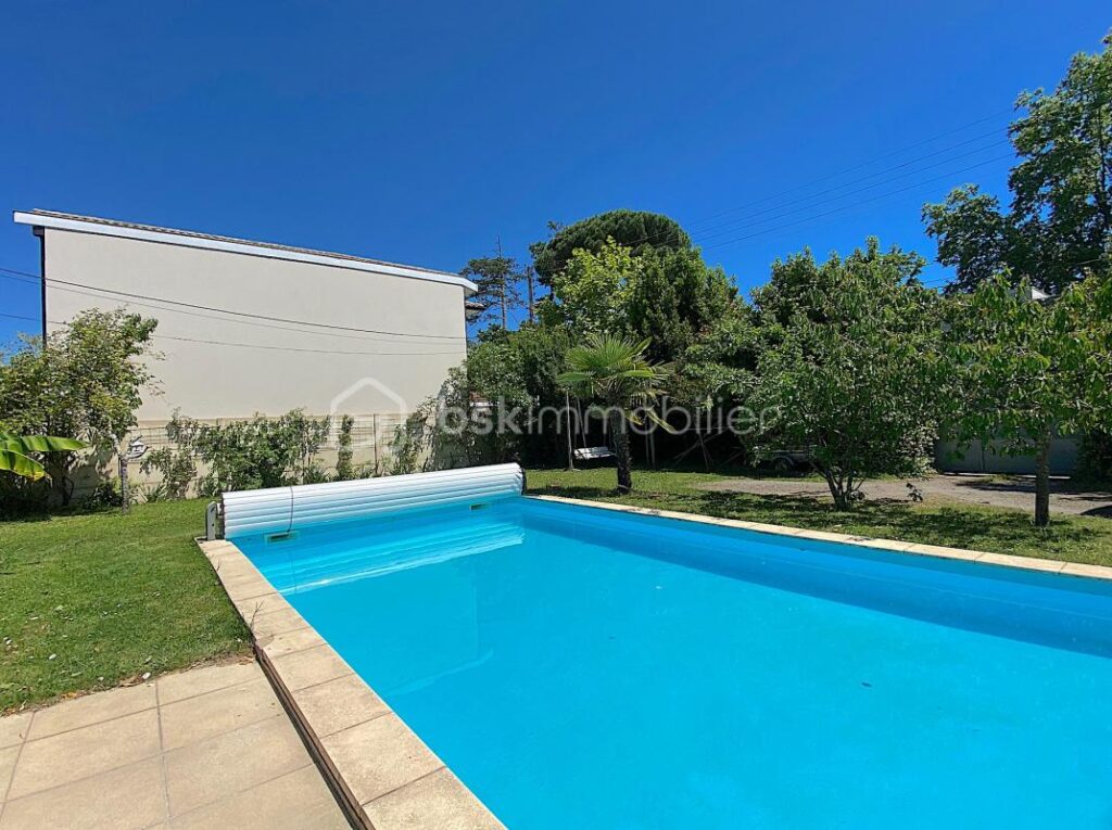 Maison avec 5 chambres + un studio indépendant + une piscine !!! De l’espace, du calme et du charme !!!! – 8 pièces – 5 chambres – 215 m²