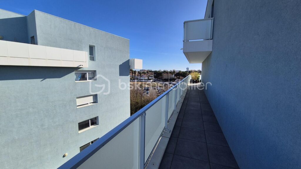 A VENDRE APPARTEMENT RECENT TRAVERSANT DE 122M² A CANET EN ROUSSILLON – COTE PORT – TERRASSES DE 100 M² – TROIS CHAMBRES – PARKING PRIVE – GARAGE INDIVIDUEL – CLIMATISATION GAINABLE – CUISINE D ETE – SPA – VUE DEGAGEE SUR LES ALBERES – 5 pièces – 3 chambres – 122 m²
