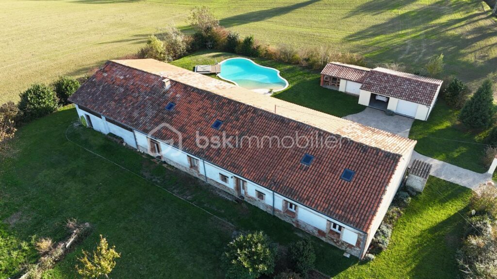 Longère de 275 m² avec dépendances et piscine – 7 pièces – 5 chambres – 275 m²