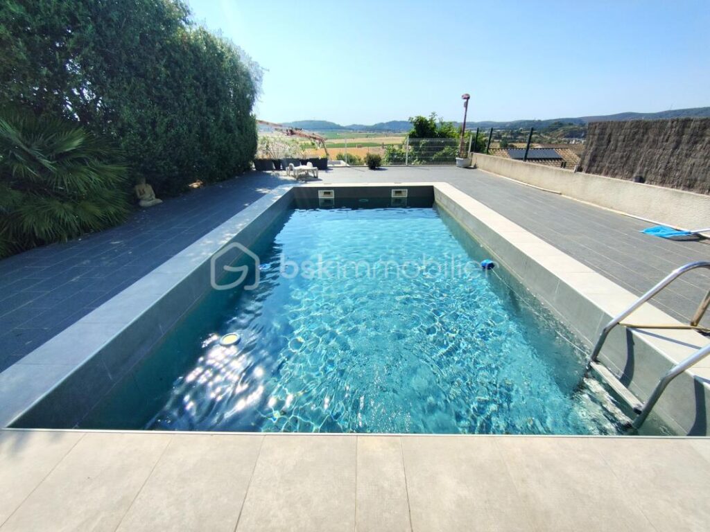 MONTREDON DES CORBIÈRES – VILLA moderne 5 pièces 165m² habitable avec VUE EXCEPTIONNELLE – GRANDE CUISINE EQUIPEE – ARRIÈRE CUISINE – GARAGE 18m² avec mezzanine – 4 CHAMBRES dont GRANDE SUITE PARENTALE – CLIM GAINABLE sur PARCELLE 585m² – 5 pièces – 4 chambres – 165 m²