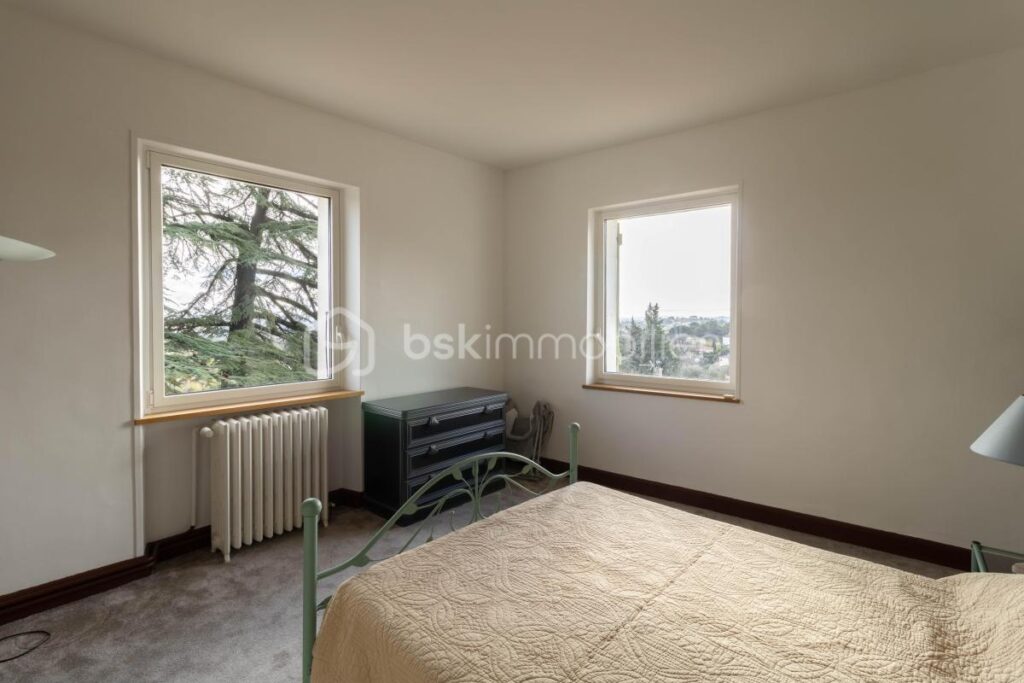 Demeure de caractère avec ascenseur, dépendances et terrain piscinable – 8 pièces – 6 chambres – 255 m²