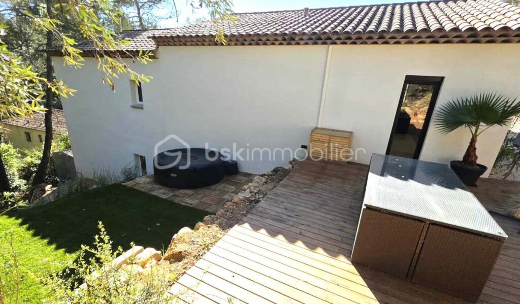 A Lorgues (Var) – MAISON TRADITIONNELLE avec loft indépendant, piscine balinaise & prestations haut de gamme! – 6 pièces – 4 chambres – 150 m²