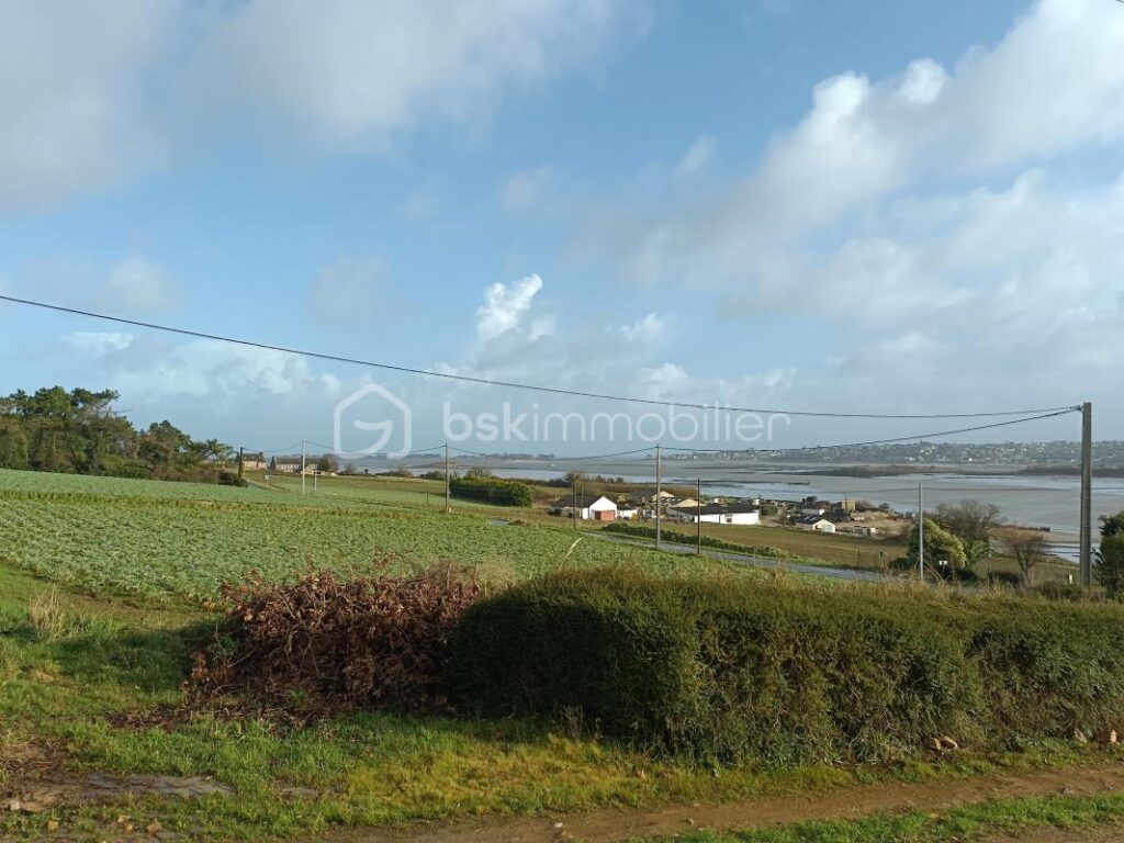 Maison individuelle située à Saint-Pol-de-Léon. Construite en 1985, cette maison de 6 pièces de 137 m2 sur un terrain de 1425m² – 6 pièces – 5 chambres – 137 m²