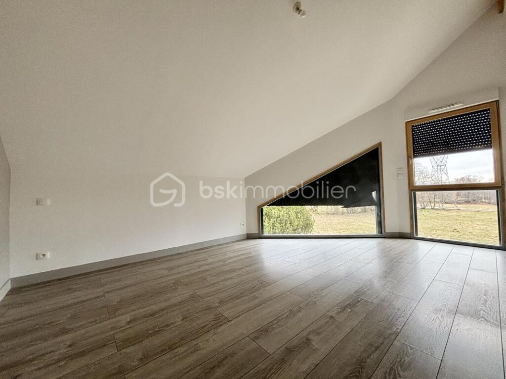 Maison d’architecte de 173m2 avec terrain de 993m2 – 6 pièces – 5 chambres – 173 m²