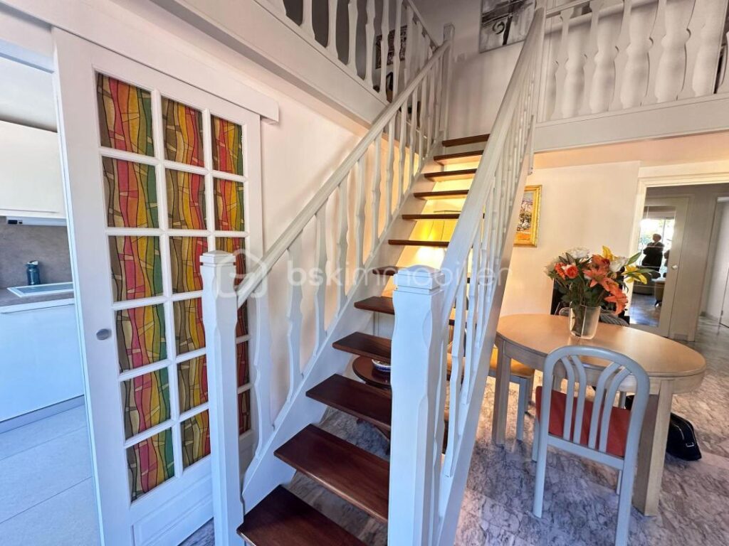 Rare à Menton – Grand duplex lumineux au dernier étage, avec terrasse et vue dégagée – 4 pièces – 3 chambres – 95 m²