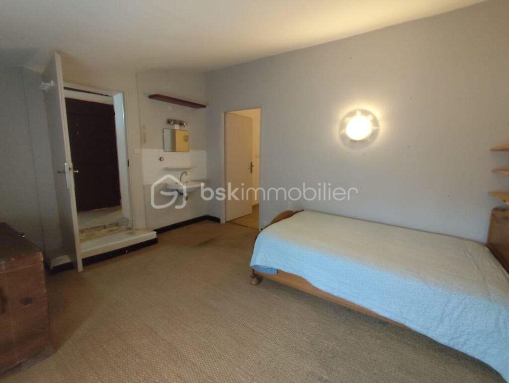 Maison de Maître, Au coeur du Village – 163 m² – 4 chambres – Jardin à PUILACHER – 6 pièces – 4 chambres – 163 m²