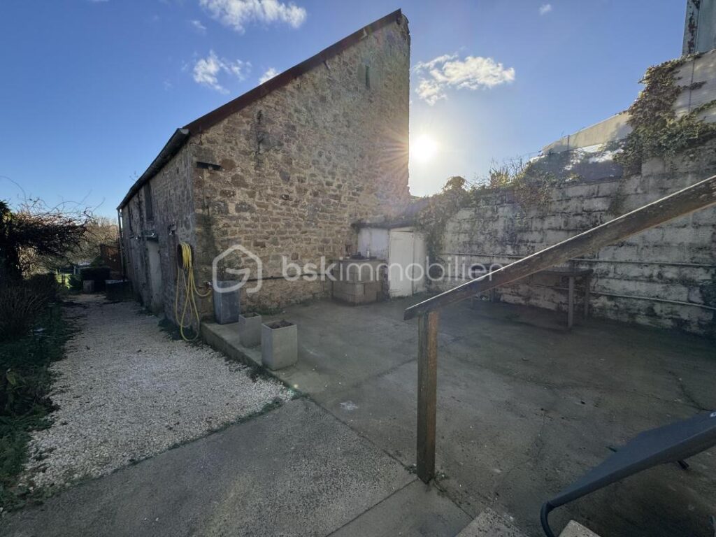 Maison de ville rénovée au coeur de Montebourg – Avec terrain, cour arrière, grange – 4 pièces – 2 chambres – 94 m²