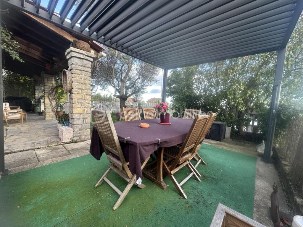 Découvrez la quiétude d’une villa spacieuse à Bagard à proximité de toutes commodités – 5 pièces – 3 chambres – 131 m²