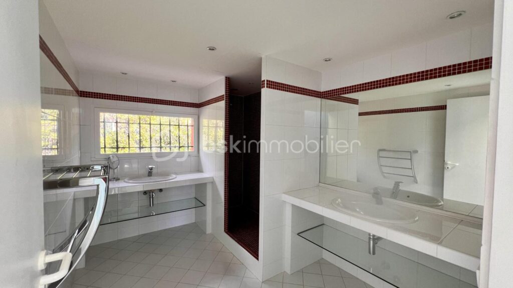 VILLA D’ARCHITECTE – VUE MER PANORAMIQUE – PISCINE – GARAGE – PROCHE CENTRE-VILLE – 7 pièces – 5 chambres – 230 m²