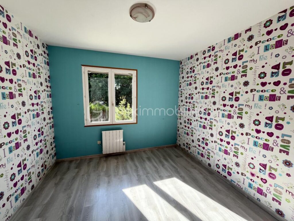 Charmant pavillon de plain-pied sur sous-sol complet avec garage et terrain – 4 pièces – 3 chambres – 89 m²