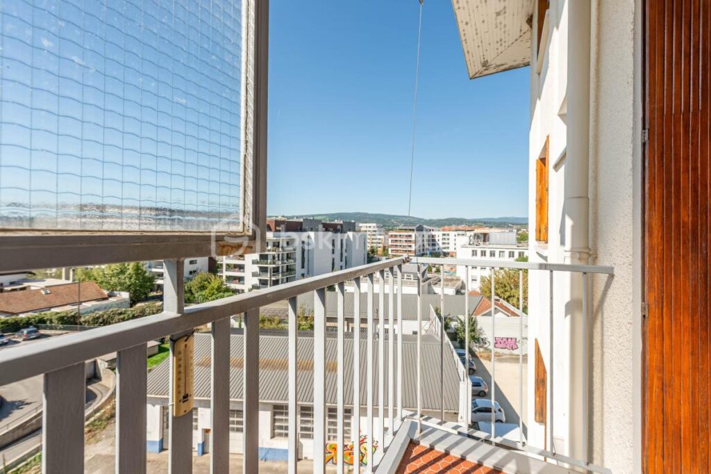 Joli 4 pièces en étage élevé avec vue panoramique / Cave + Parking commun / Garage en sus – 3 pièces – 2 chambres – 82 m²