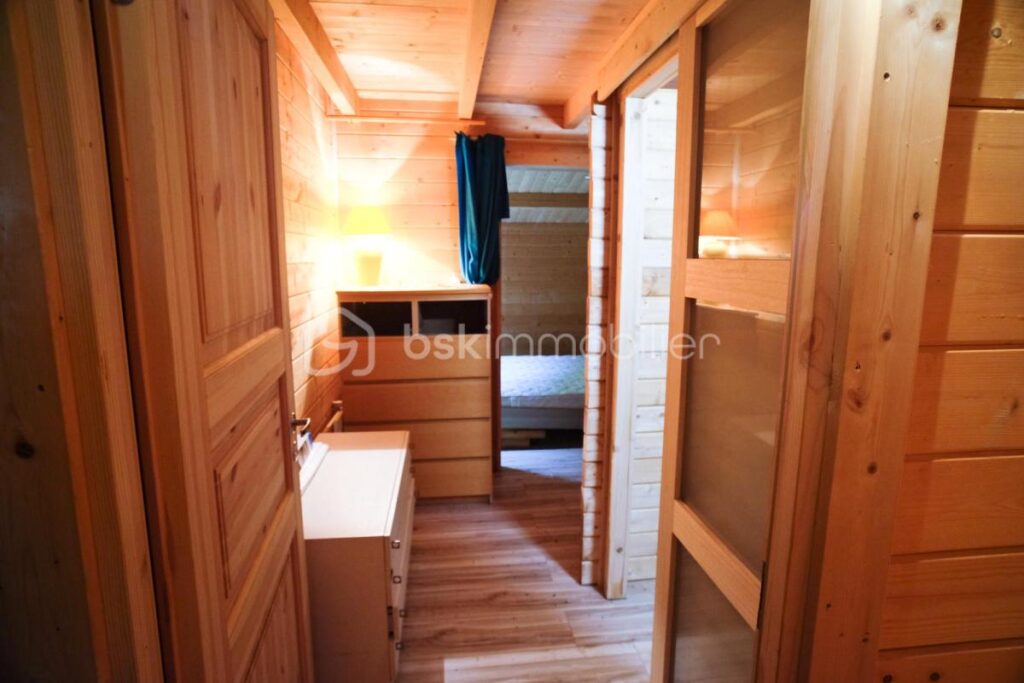 Chalet récent en bois au bord de la rivière sur un terrain plat de 5 460 m² – 3 pièces – 2 chambres – 70 m²