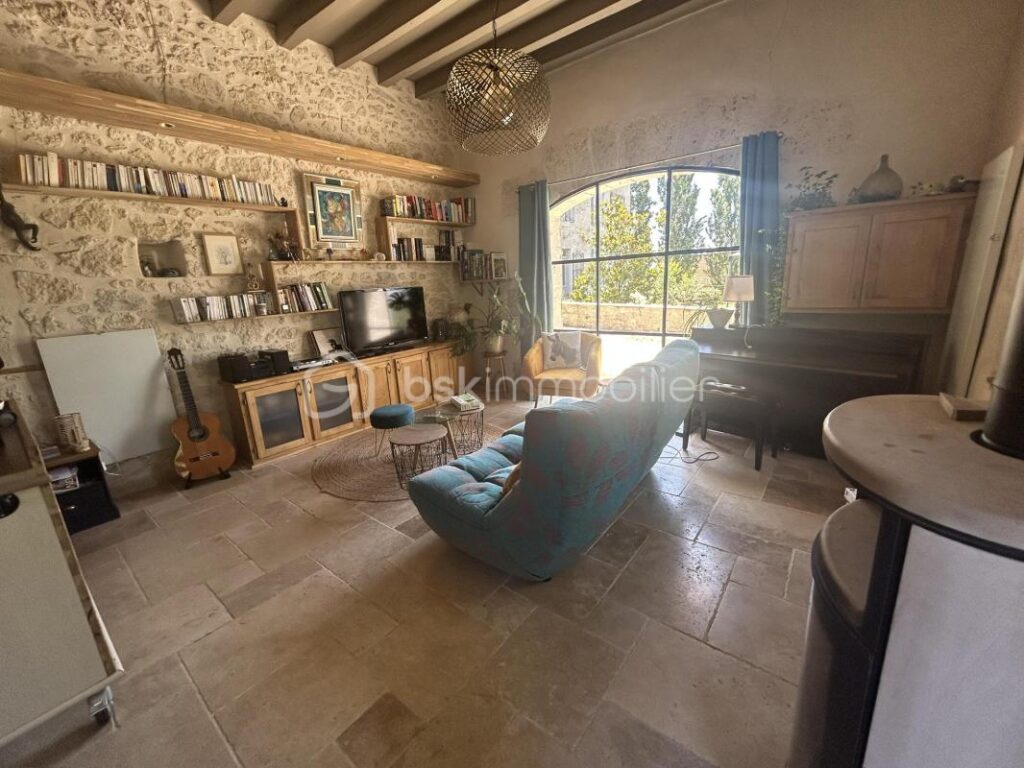 MAGNIFIQUE PROPRIETE EN PIERRES – VUE – CALME – GITES – DEPENDANCES – SOURCE – ETANG – NR pièces – NR chambres – 885 m²