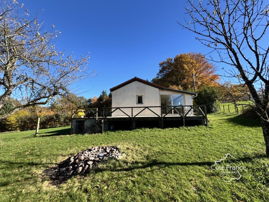 Maison d’été très charmante avec plus de 5 hectares du terra – 3 pièces – 2 chambres – 65 m²