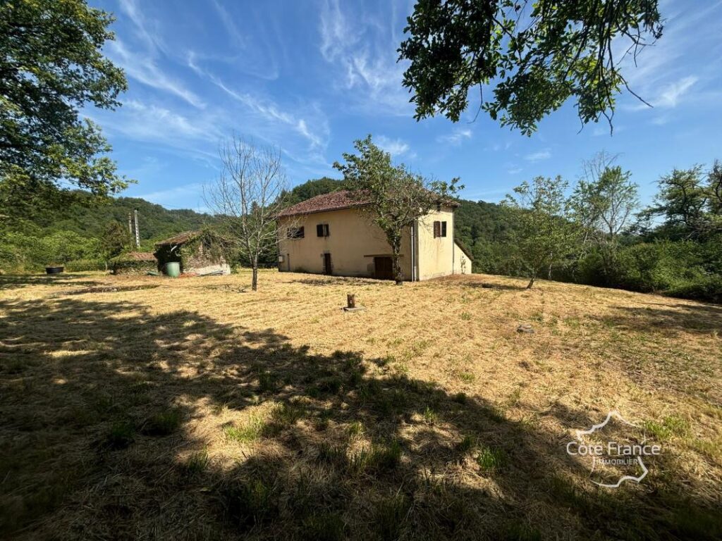 Très charmante maison Auvergnate à rénover, avec beau jardin – 5 pièces – 3 chambres – 75 m²