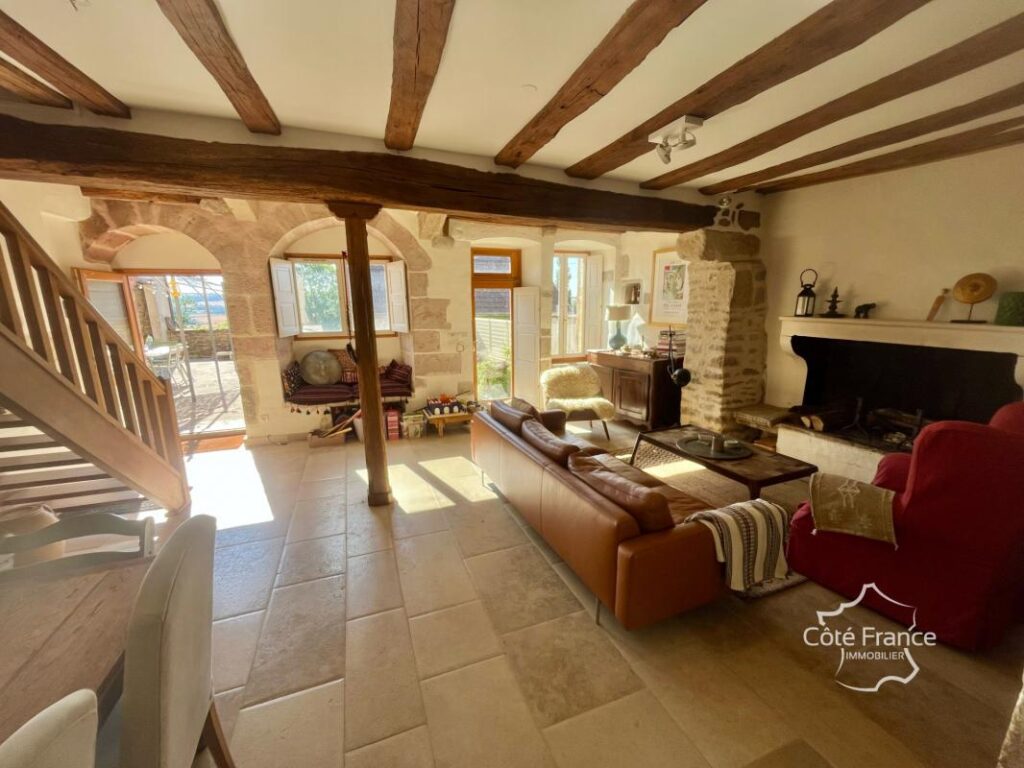 Demeure médiévale de charme avec vues imprenables au coeur de – 4 pièces – 2 chambres – 127 m²