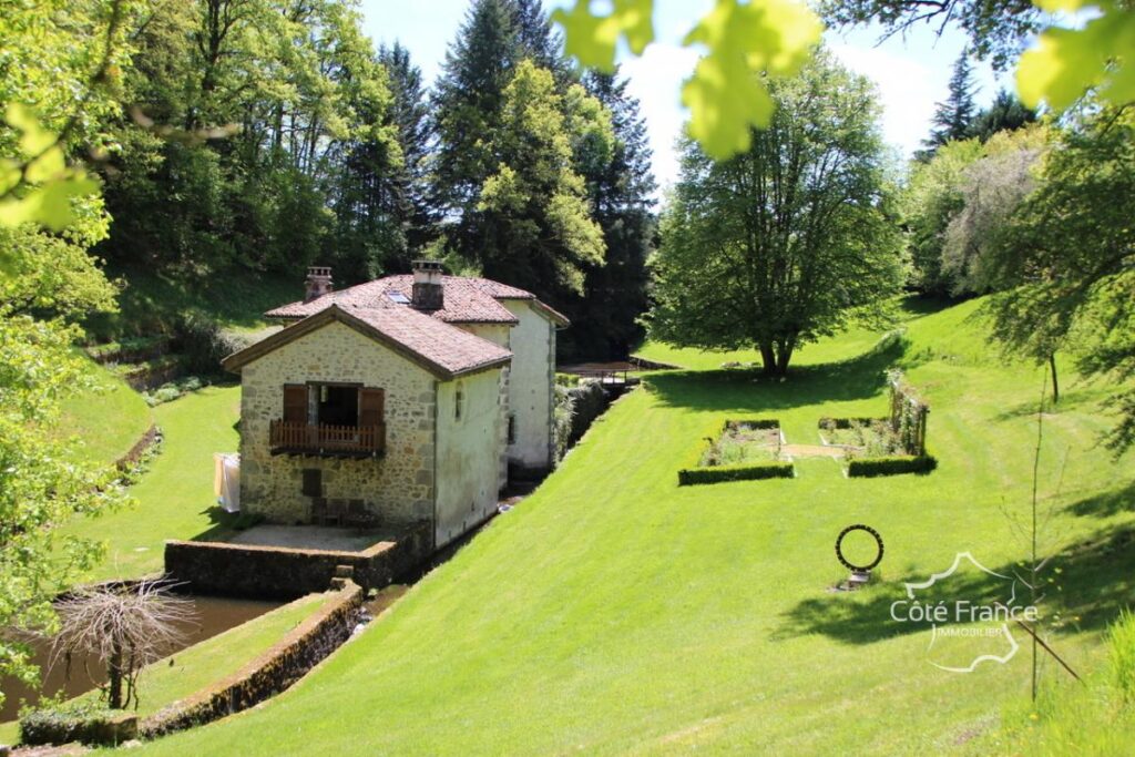 Ancien moulin avec droit d’eau et 2,2 hectares du terrain, C – 7 pièces – 4 chambres – 209 m²