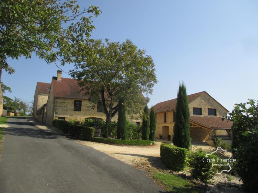 DORDOGNE-SARLAT LA CANEDA: ENSEMBLE IMMOBILIER DE GITES – NR pièces – 15 chambres – 720 m²
