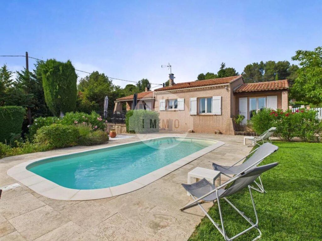 Maison de plain pied sur Roquevaire de 96m² sur 900m² de terrain avec piscine – 5 pièces – 3 chambres – 96 m²