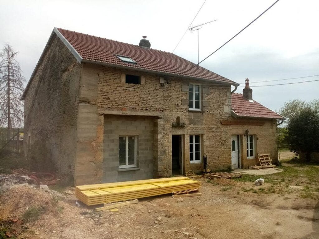 Maison de village secteur Champlitte 5 pièce(s) 150 m2 + maisonnette 80 m2 – 5 pièces – 4 chambres – 230 m²