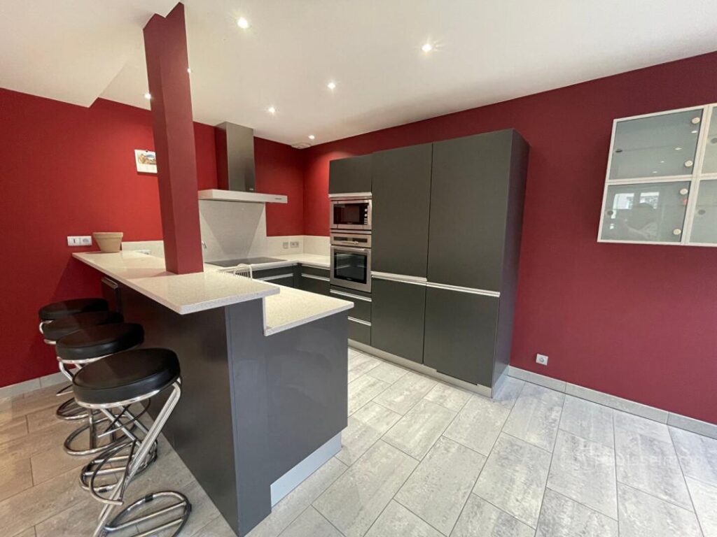 Vieille ville sur la place d’armes, bel appartement 5 pièces de 91.85M2 – 5 pièces – 3 chambres – 91 m²