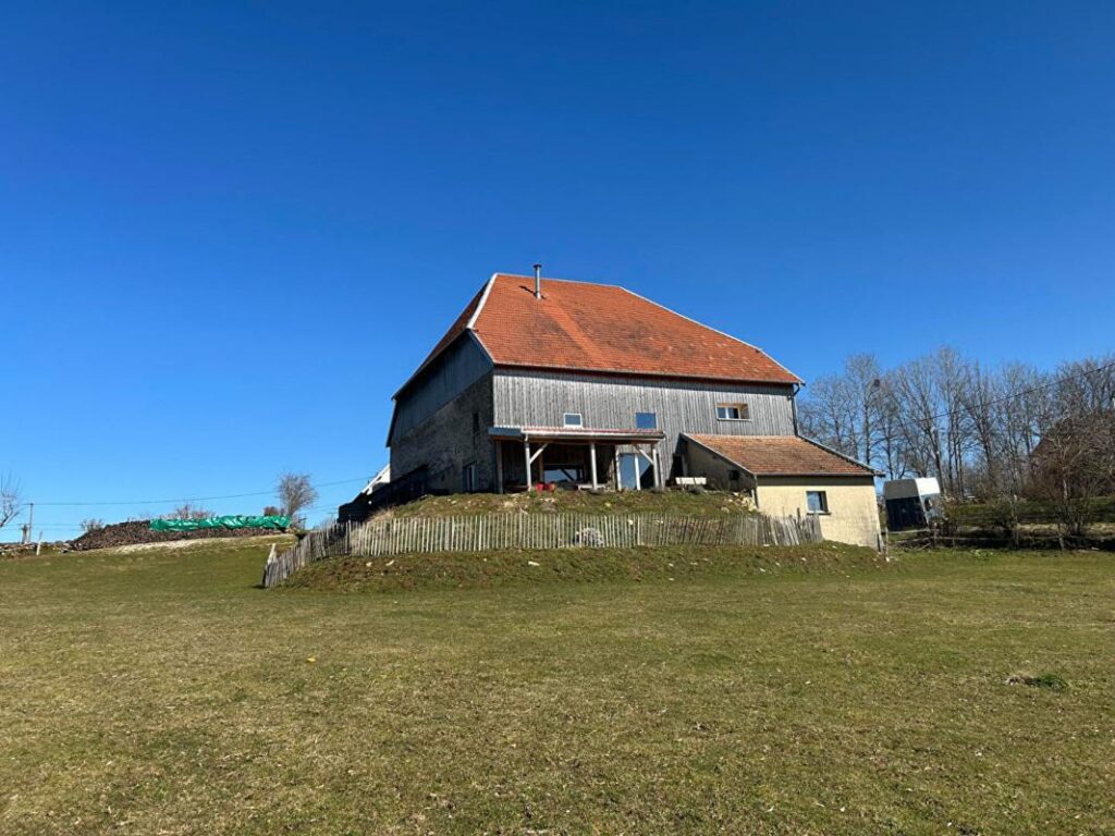 ANCIEN CORPS DE FERME RENOVE 8 PIECES 222 m² SUR TERRAIN DE 46 ARES 390000 EUROS – 8 pièces – 3 chambres – 222 m²