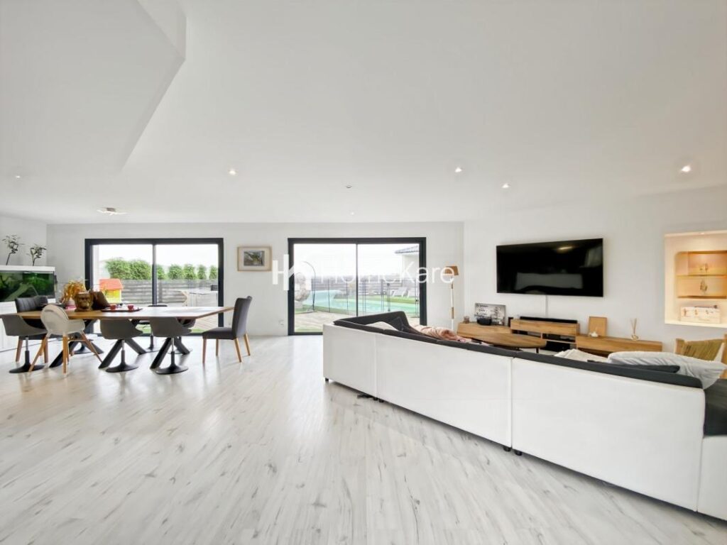 VILLA AVEC VUE, PISCINE, DEPENDANCE ET GRAND GARAGE – 8 pièces – 6 chambres – 275 m²