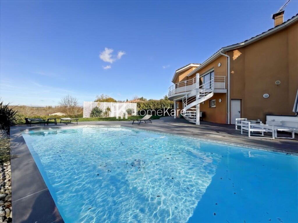 VILLA FAMILIALE T7 AVEC VUE, PISCINE ET GARAGE – 7 pièces – 4 chambres – 185 m²