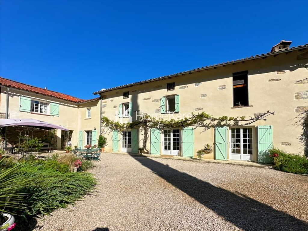 MAISON FAMILIALE – 9 pièces – 6 chambres – 300 m²