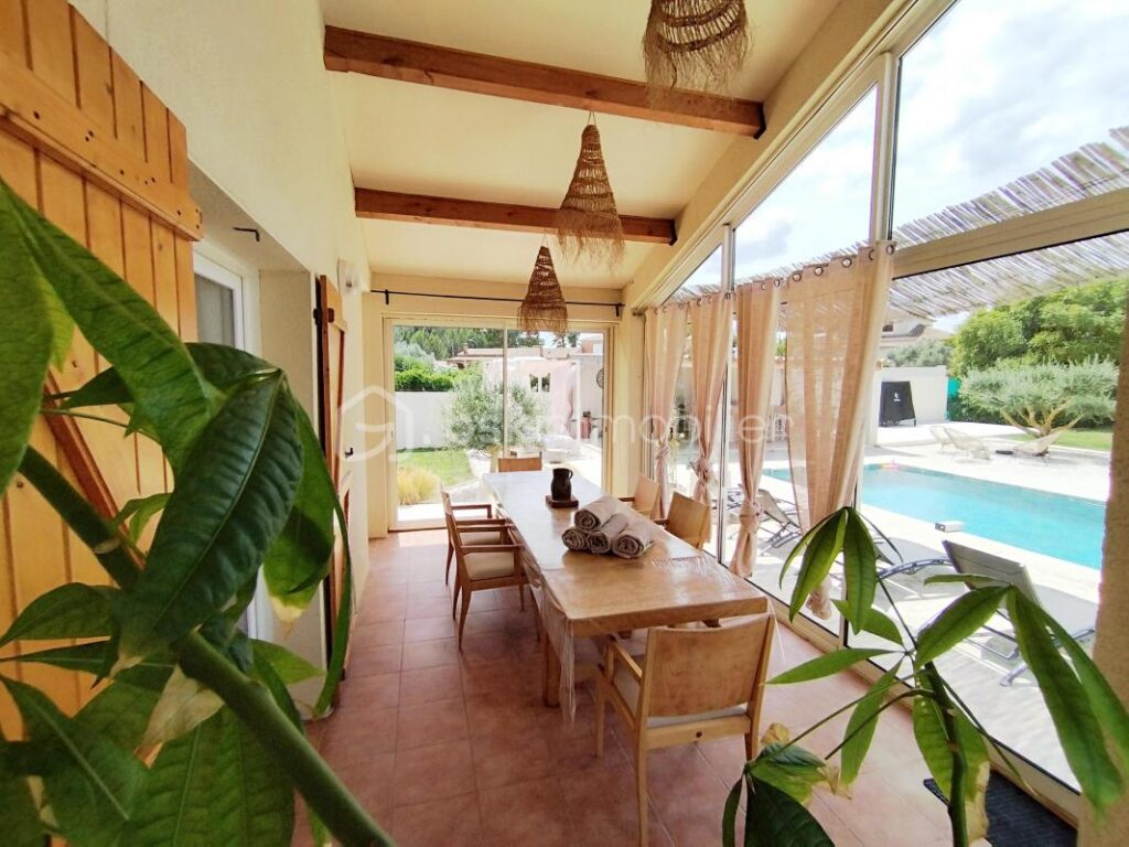 Villa avec un appartement sur 2000 m² de terrain – 8 pièces – 4 chambres – 219 m²