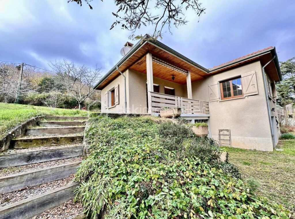 VILLA AVEC SOUS-SOL COMPLET SUR 2 510 m² DE TERRAIN CONSTRUCTIBLE – 4 pièces – 3 chambres – 103 m²