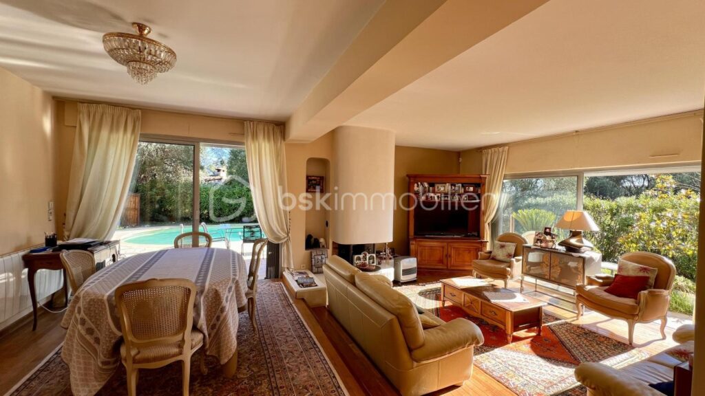 Villa 6 pièces, Piscine, Double garage, Calme, Quartier résidentiel – 6 pièces – 4 chambres – 150 m²