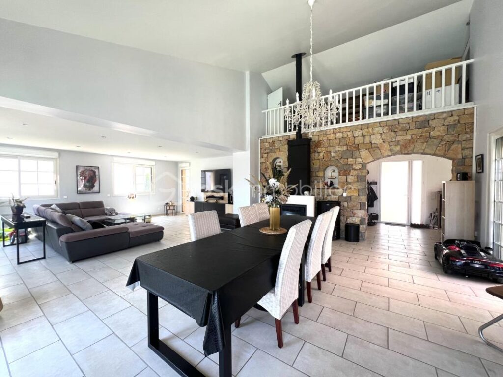 Maison 280m2 à Poussan – 7 pièces – 6 chambres – 280 m²