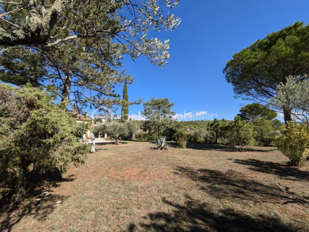 Maison d’architecte de 208m2 au calme sur terrain clos et sécurisé – 6 pièces – 4 chambres – 208 m²